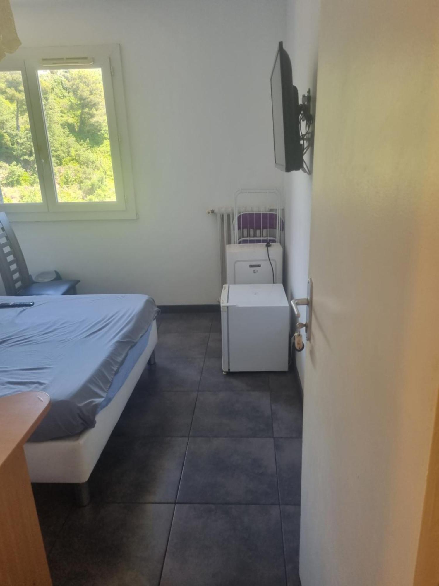 New Cheap Private Room, Kitchen , Overwieuw Sea,Tram On Spot, 12 Minutes From Nice Train Station With Tram , Beach In 17 Min Tram , Chambre Privee Pas Cher, Cuisine Equipee , Tram Sur Place, Apercu Mer, 12 Min De La Gare De Nice Avec Le Tram, 17 Min ห้อง รูปภาพ